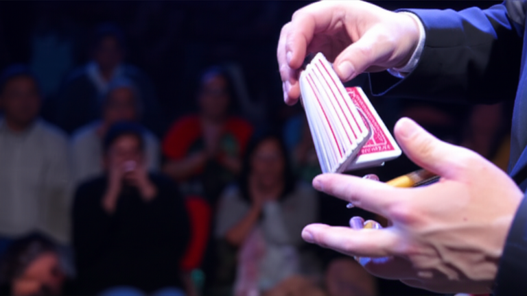 Mágica Felipe Barbieri Vale a Pena? Aprenda o Segredo dos Melhores Truques 1 https://www.comprasdigitais.com.br/ Felipe Barbieri realizando um truque de mágica com baralho e objetos, surpreendendo o público