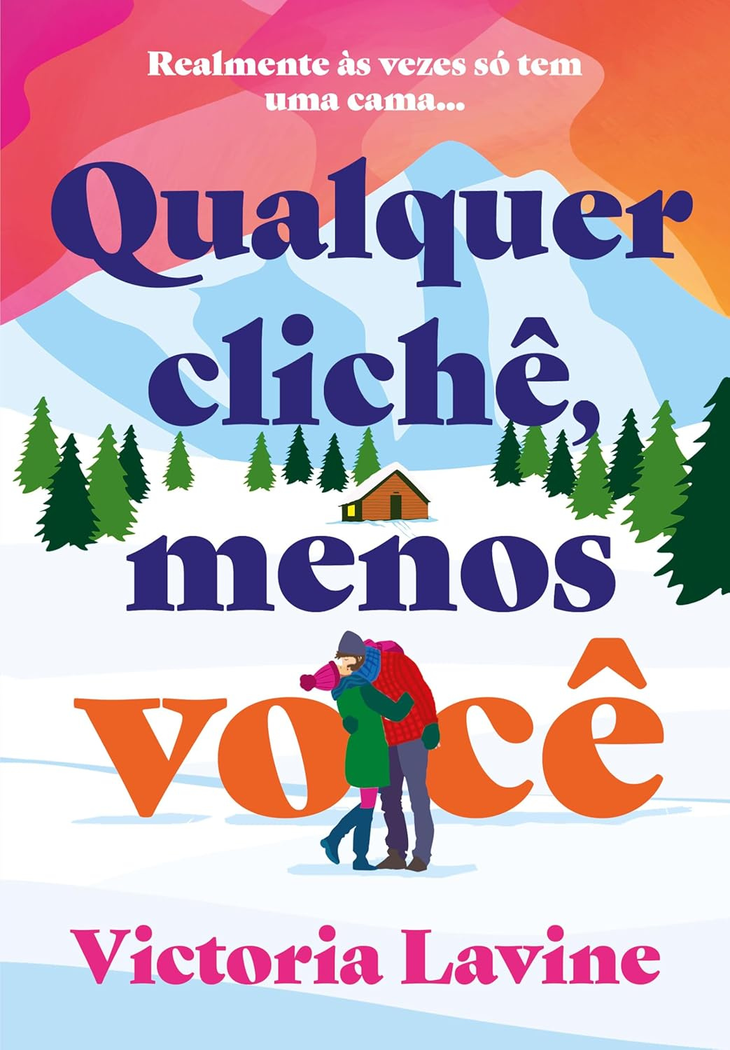 Mulher escritora e homem charmoso na frente de uma pousada no Alasca, observados por um alce ao fundo, sob neve ao entardecer.